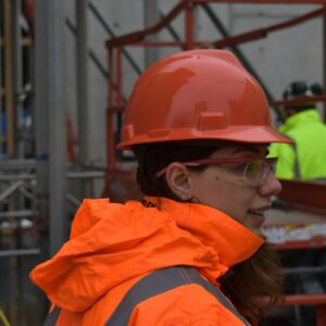 Profissional utilizando capacete e vestimenta de alta visibilidade como equipamentos de proteção individual
